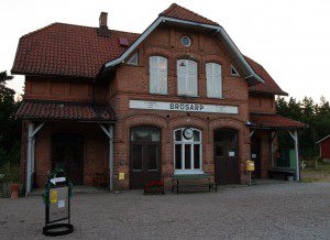Brösarp station ligger knappt två kilometer nordost om byn.