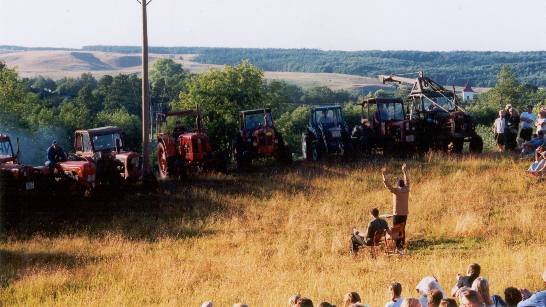 Ornahög blev skådeplats när över 2 000 personer vallfärdade för att se Sven-Åke Johanssons konsert för tolv traktorer den 20 juli år 2000. Foto: Ellinor Gylling