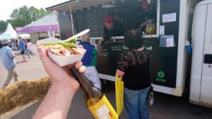 Casseroll Food Truck bjöd på rökt lårfilé från Bjärekyckling på syrad rödkål med Lundasparris och ramslöksmajonäs, och en ovanligt fyllig lättöl.