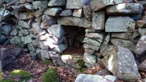 Grunderna till stenhuggarnas hus från 1800-talet är intakta.